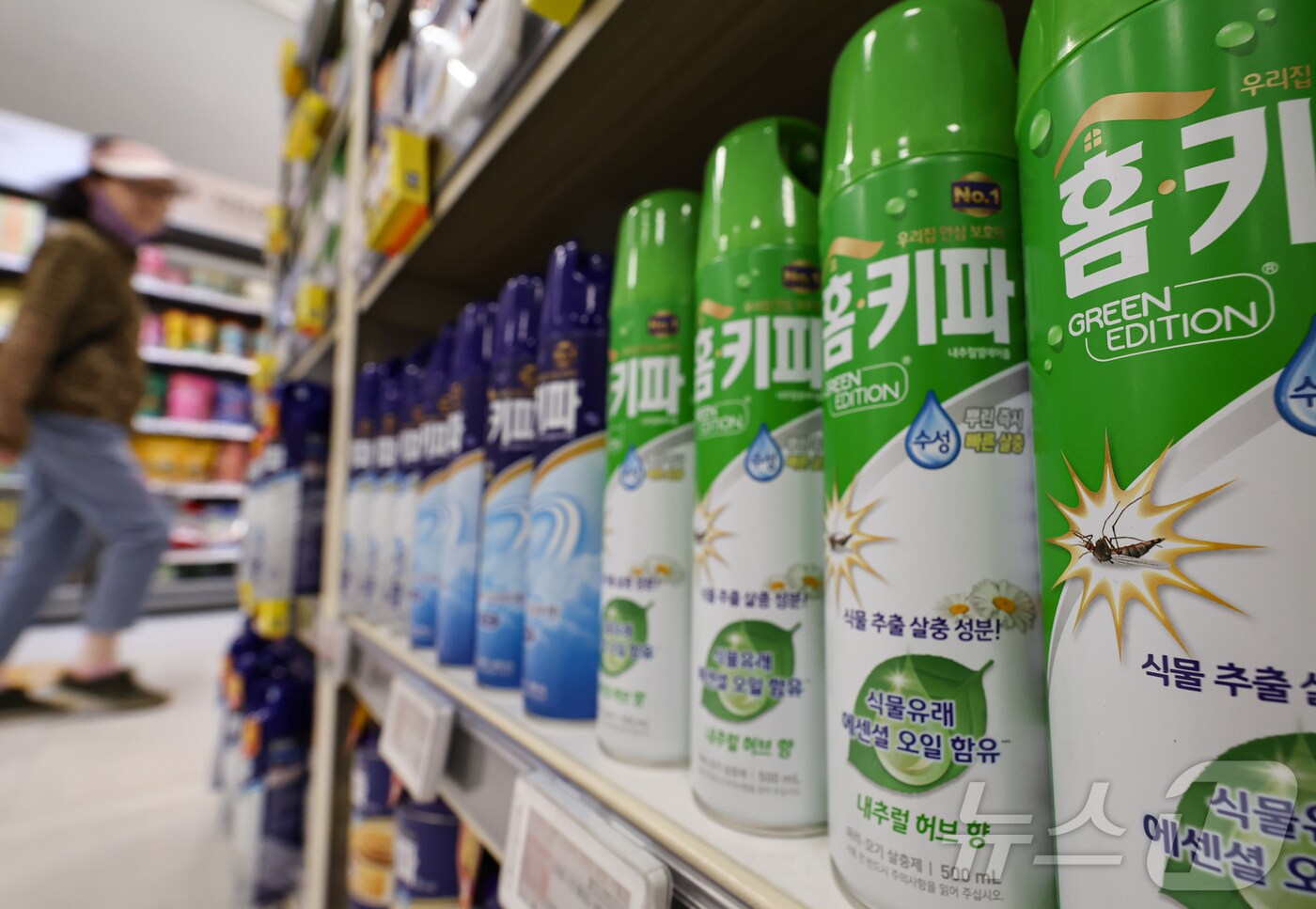 잦은 비와 무더위로 모기 개체수가 증가하며 살충제품과 방충제품의 수요가 늘고 있다. 사진은 서울 시내 한 대형마트에 살충제가 진열된 모습. 2024.6.17/뉴스1 ⓒ News1 김도우 기자