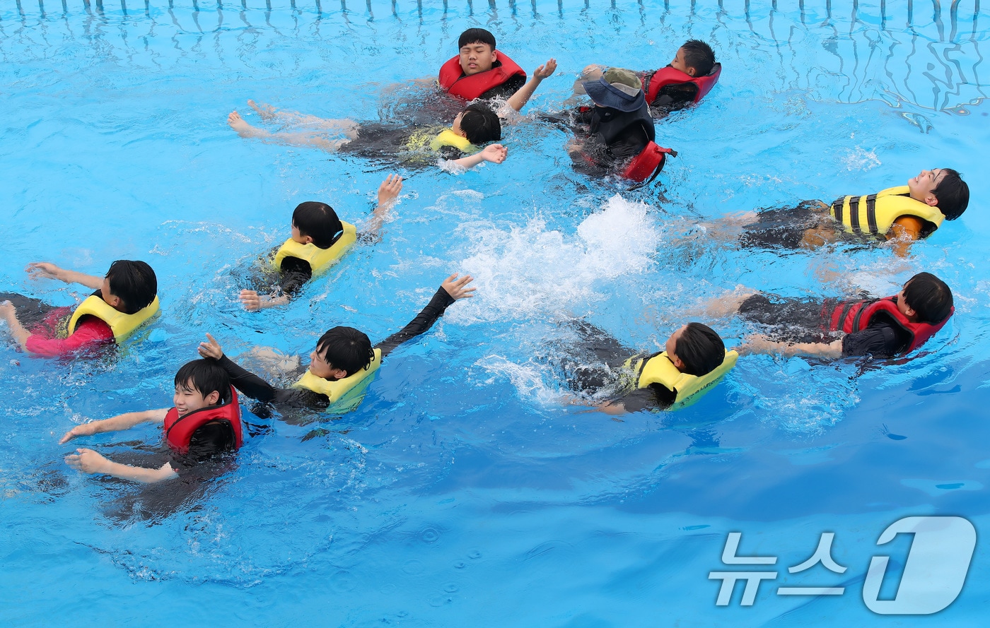 대구교육청은 10월까지 생존기능 체험 중심의 '초등 생존수영 실기교육'을 실시한다. 사진은 생존수영을 체험하는 학생들. 뉴스1 ⓒ News1 자료 사진