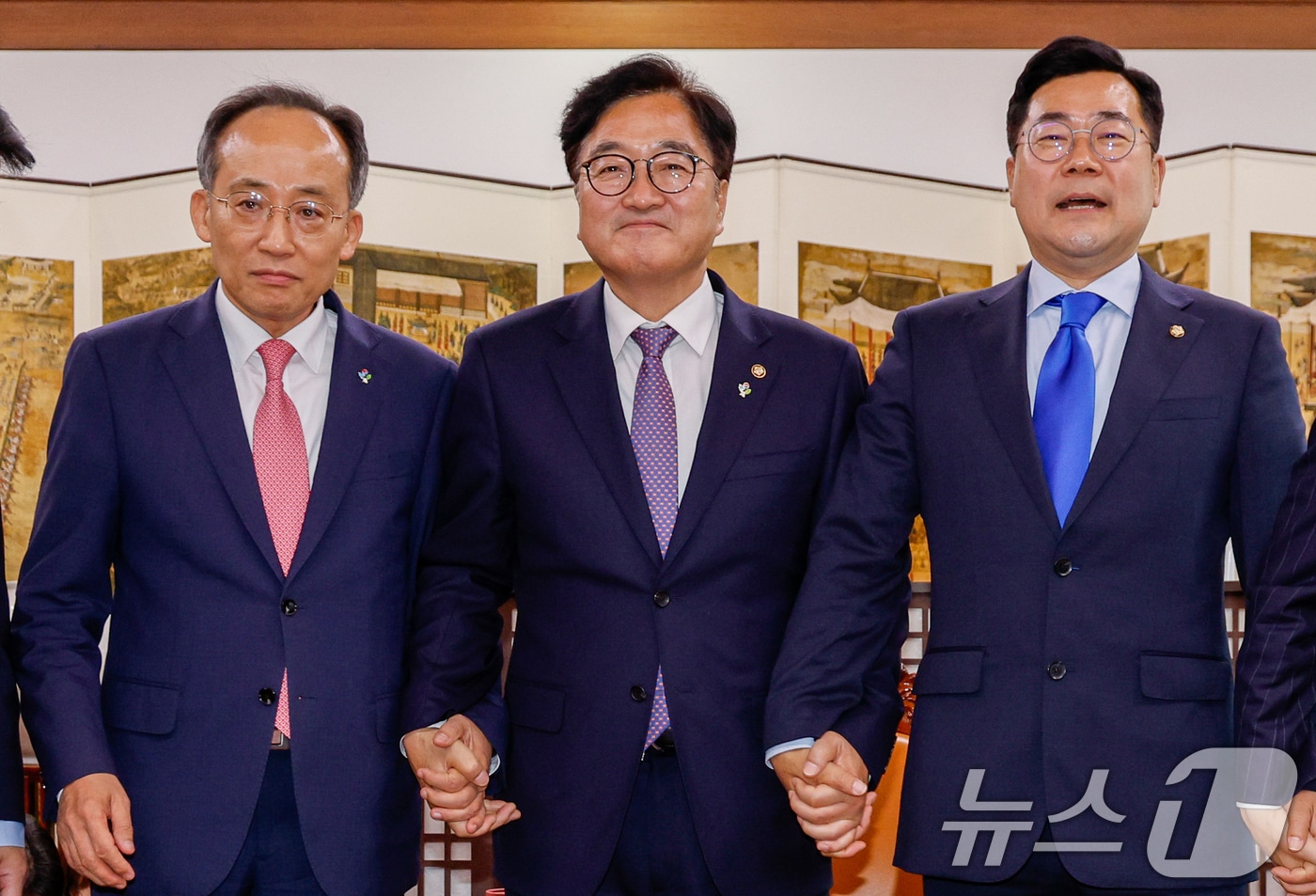 추경호 국민의힘 원내대표&#40;왼쪽부터&#41;, 우원식 국회의장, 박찬대 더불어민주당 원내대표가 17일 오후 서울 여의도 국회에서 원구성 논의 등을 위해 회동하고 있다. 2024.6.17/뉴스1 ⓒ News1 안은나 기자