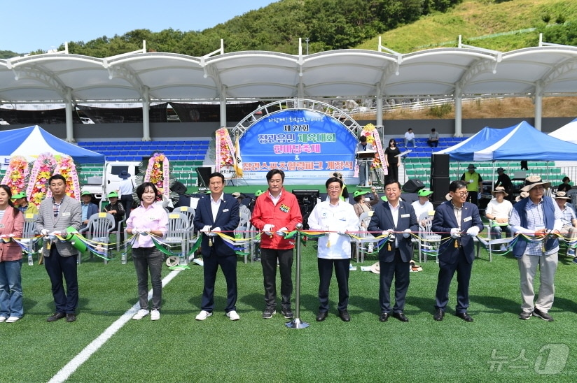 정종복 기장군수&#40;오른쪽 4번째부터&#41;와 정동만 국회의원을 비롯해 부산시의회 의원과 기장군의회 의원 등이 개장식에서 테이프 컷팅식을하고 있다.2024.6.16.&#40;기장군청 제공&#41;