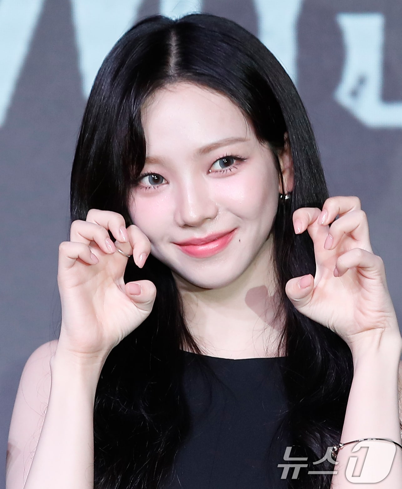 에스파 카리나가 18일 서울 마포구 호텔 나루 서울 엠갤러리에서 열린 넷플릭스 오리지널 예능 '미스터리 수사단' 제작발표회에서 포즈를 취하고 있다. '미스터리 수사단'은 과학적으로 설명할 수 없는 기묘한 사건들을 추적하고 해결하는 어드벤처 추리 예능이다. 2024.6.18/뉴스1 ⓒ News1 권현진 기자