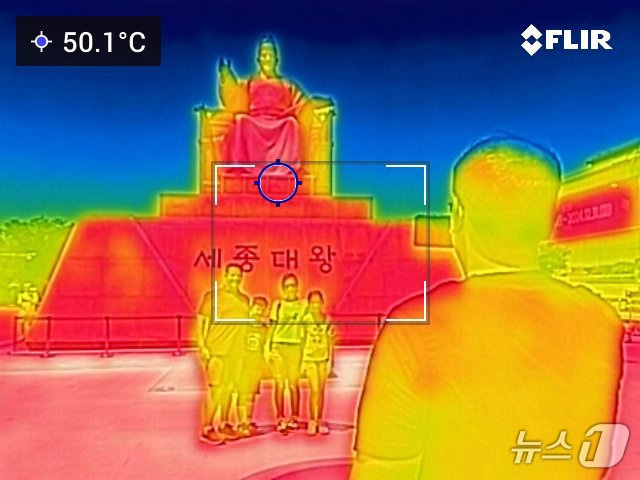 내륙 곳곳에 폭염특보가 확대 발령된 18일 오후 서울 광화문 세종대왕상이 50도를 나타내고 있다. &#40;열화상 카메라 촬영&#41; 2024.6.18/뉴스1 ⓒ News1 신웅수 기자