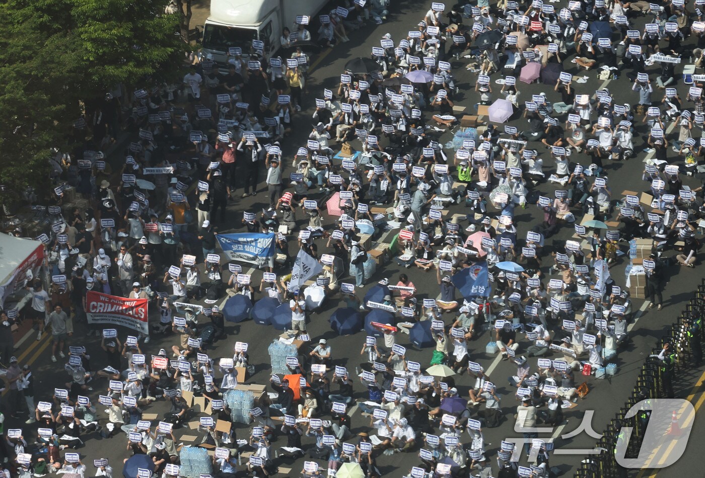 18일 오후 서울 영등포구 여의대로에서 '의료농단 저지 전국 의사 총궐기 대회'가 열리고 있다. (공동취재) 2024.6.18/뉴스1 ⓒ News1 김진환 기자