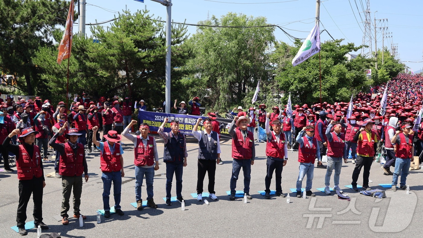 울산 플랜트건설 노조 조합원들이 지난 18일 SK 울산공장 정문 앞에서 2024 임그투쟁 승리 전조합원 결의대회를 하고 있다. &#40;플랜트 노조 제공&#41;