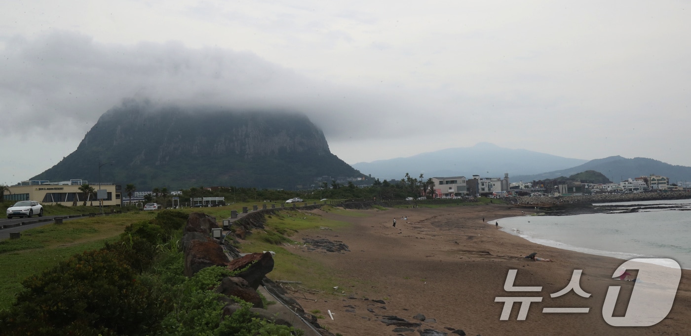 구름에 가려진 제주 서귀포시 안덕면 산방산 정상부. /뉴스1
