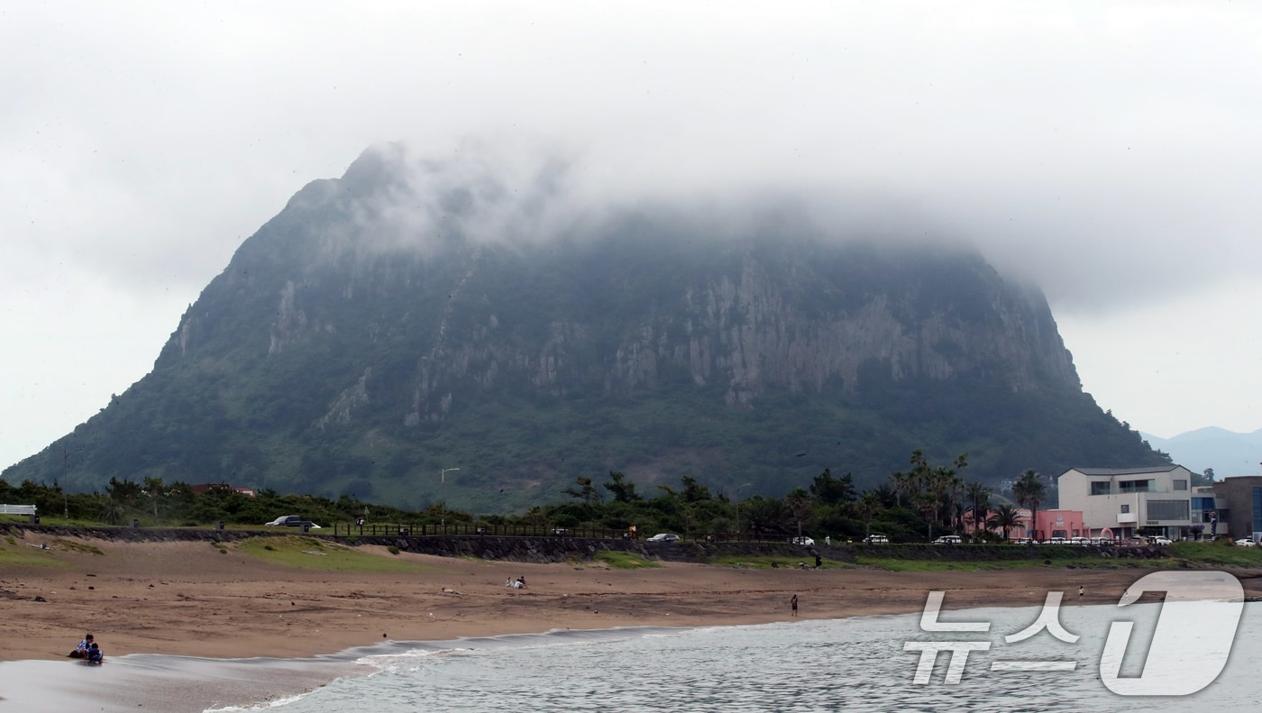 흐린 날씨를 보이는 날 산방산 상부가 구름에 가려져 있다. /뉴스1