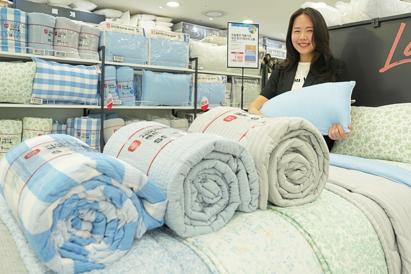 롯데마트는 26일까지 냉감 소재 침구와 홈웨어, 울트라쿨 언더웨어 등 다양한 여름 시즌 단독 상품 할인 행사를 진행한다(롯데쇼핑제공)