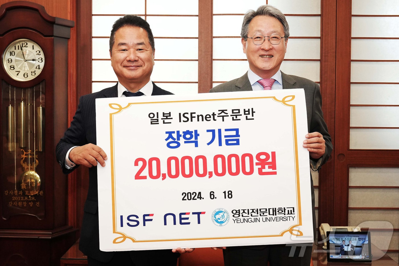 대구 영진전문대를 방문한 일본 와타나베 유키요시 ISFNET 회장&#40;왼쪽&#41;이 최재영 총장과 기념촬영을 하고 있다. &#40;영진전문대 제공&#41;