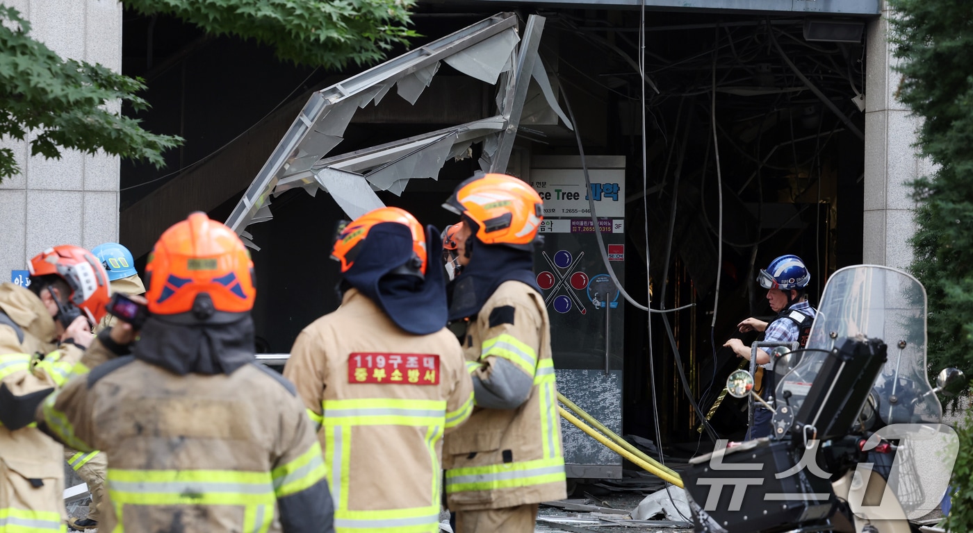 19일 서울 양천구 목동의 23층짜리 아파트 지하주차장에서 화재가 발생해 소방관들이 진화작업을 하고 있다. 불은 지하주차장 2층 재활용품 수거함에서 발생했으며 주민 24명이 연기를 흡입하는 등 피해를 입었다. 2024.6.19/뉴스1 ⓒ News1 김명섭 기자
