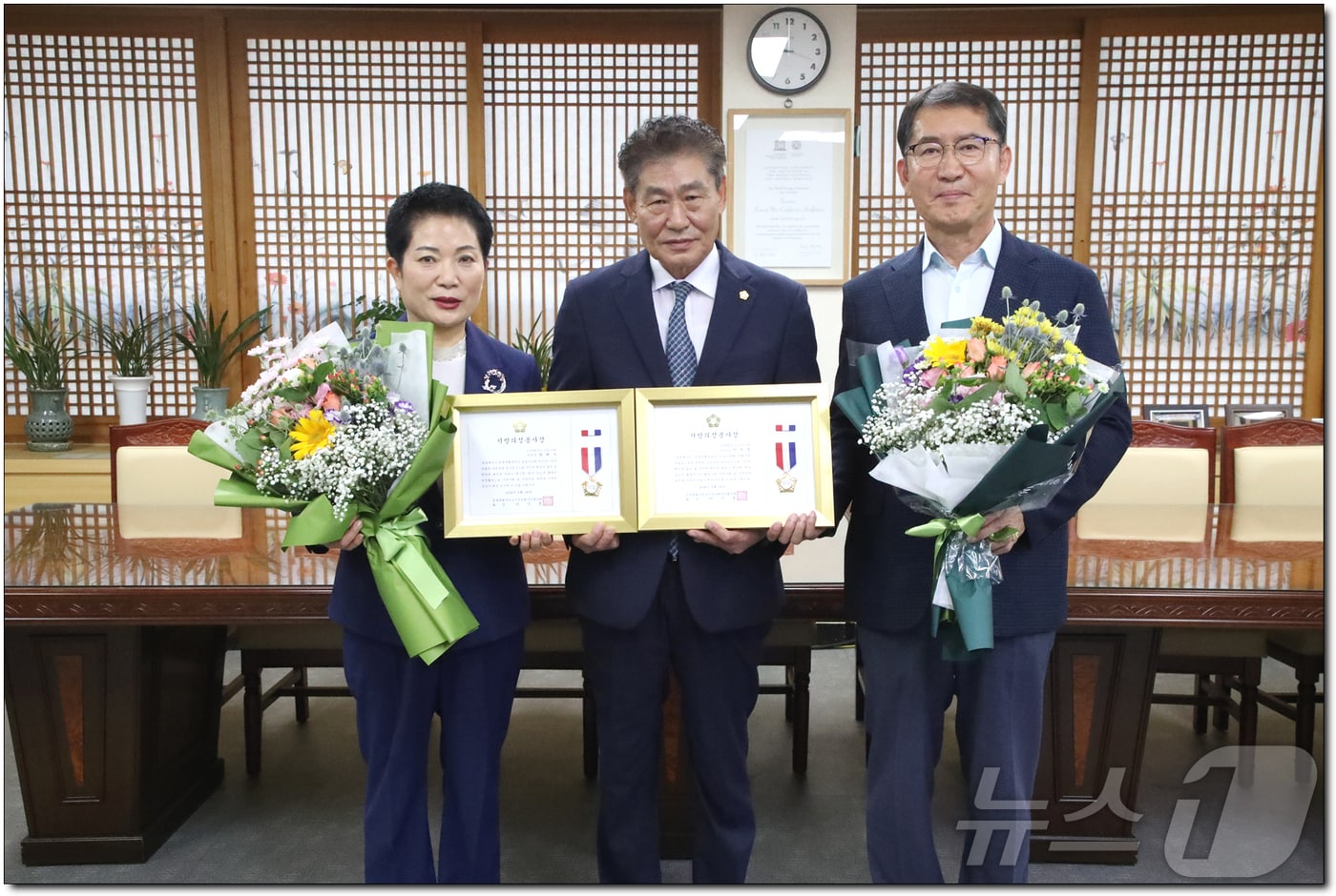 정읍시의회 황혜숙&#40;왼쪽&#41; 의원과 이복형&#40;오른쪽&#41; 의원이 전북특별자치도시군의회의장협의회로부터 지방 의정 봉사상을 받았다.&#40;정읍시 의회 제공&#41;2024.6.19/뉴스1 