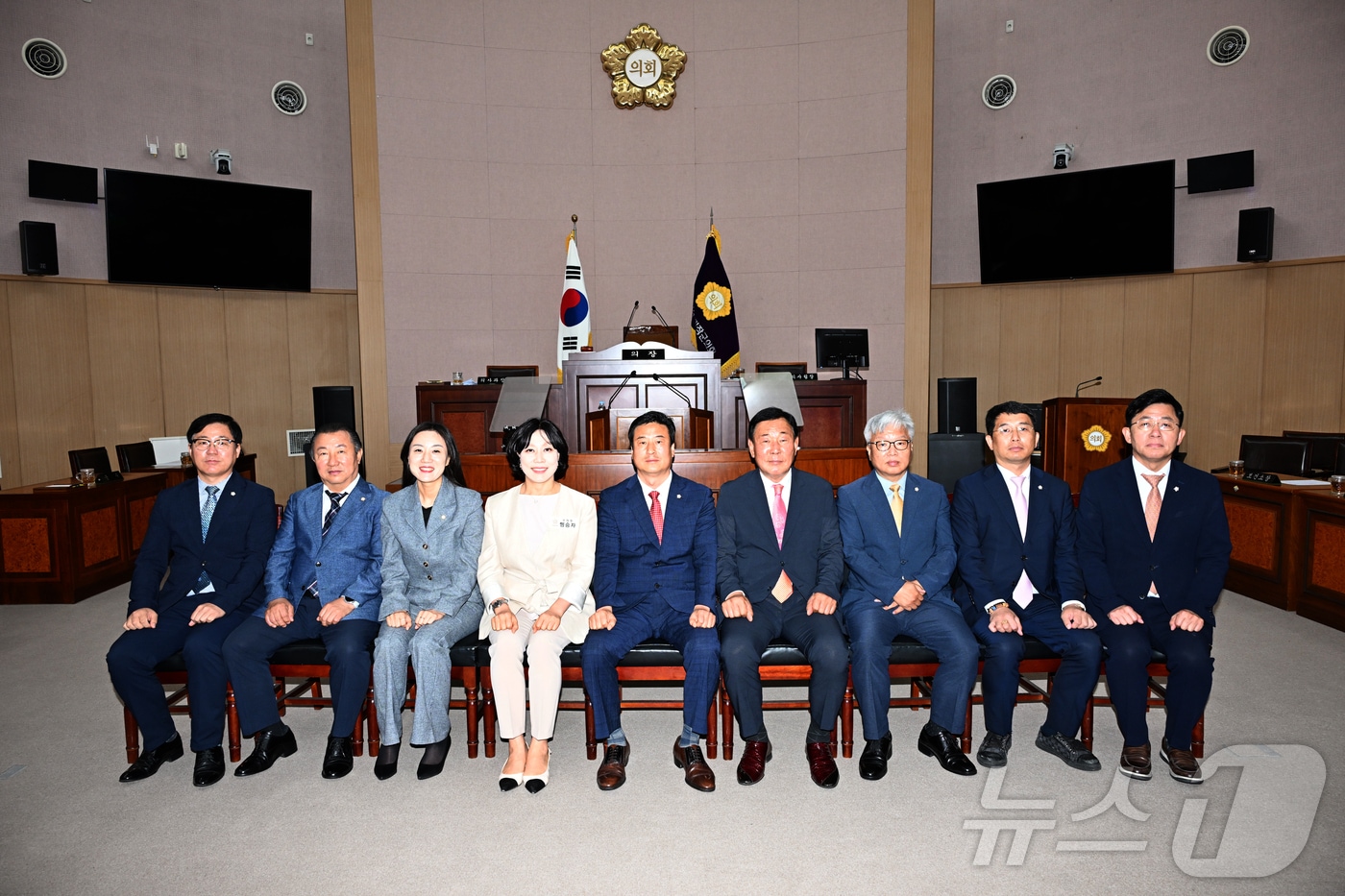 기장군의원들이 제9대 전반기 마지막 회기를 마치고 기념사진을 찍고 있다.2024.6.18.&#40;기장군의회 제공&#41;