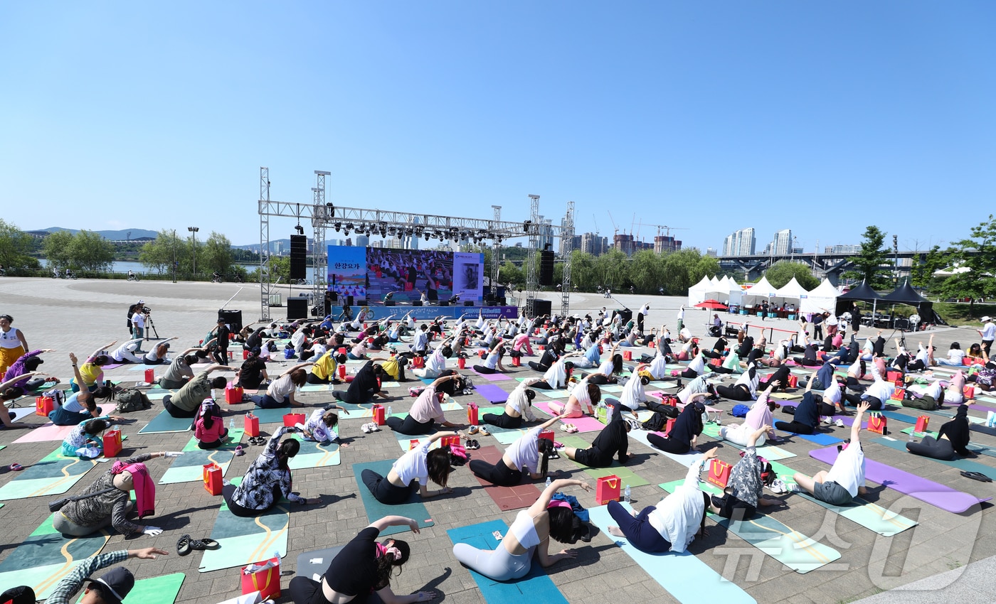 2일 서울 광진구 한강뚝섬공원에서 열린 쉬엄쉬엄 한강 요가에서 시민들이 요가를 배우고 있다. ⓒ News1 권현진 기자