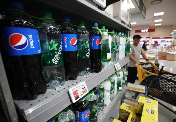 서울의 한 대형마트에 롯데칠성음료 펩시콜라와 칠성사이다가 진열되어 있다. 2024.6.2/뉴스1 ⓒ News1 오대일 기자