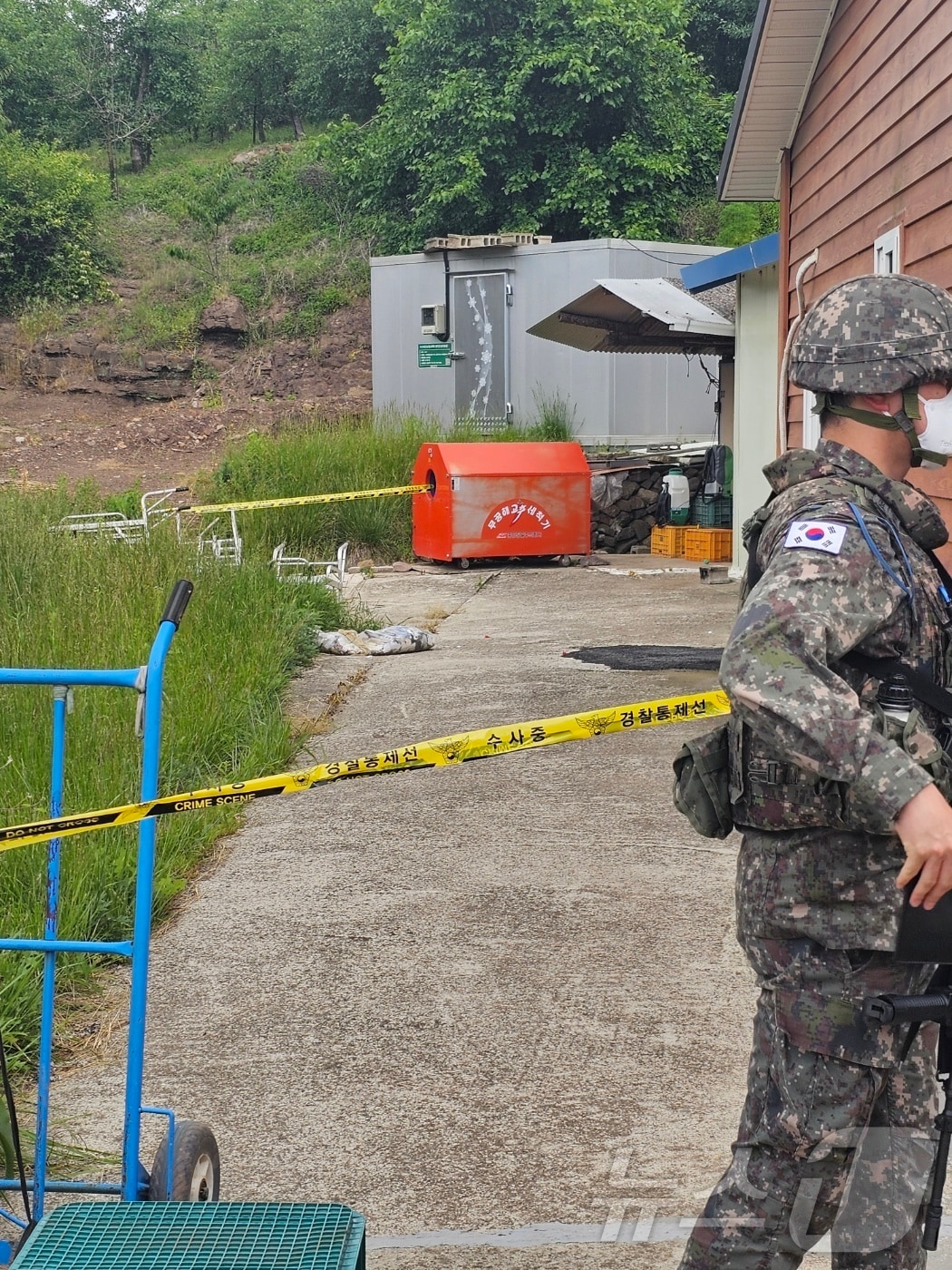 2일 오전 8시 40분쯤 경북 영양군 입암면 양항리 마을회관 인근에 북한에서 보낸것으로 추정되는 오물풍선이 떨어져 군과 경찰이 현장 감식에 나섰다. 2024.6.2/뉴스1 신성훈 기자