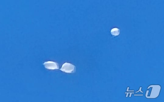 대구지역에서 3일 북한이 부양한 '오물풍선'이 포착됐다는 신고가 들어왔으나 오인 신고인 것으로 밝혀졌다. 2일 오전 파주시 일원에서 북한이 날려 보낸 오물 풍선이 우리나라로 들어오고 있다. (독자 제공) (사진은 기사 내용과 무관함) 2024.6.2/뉴스1 ⓒ News1 김명섭 기자