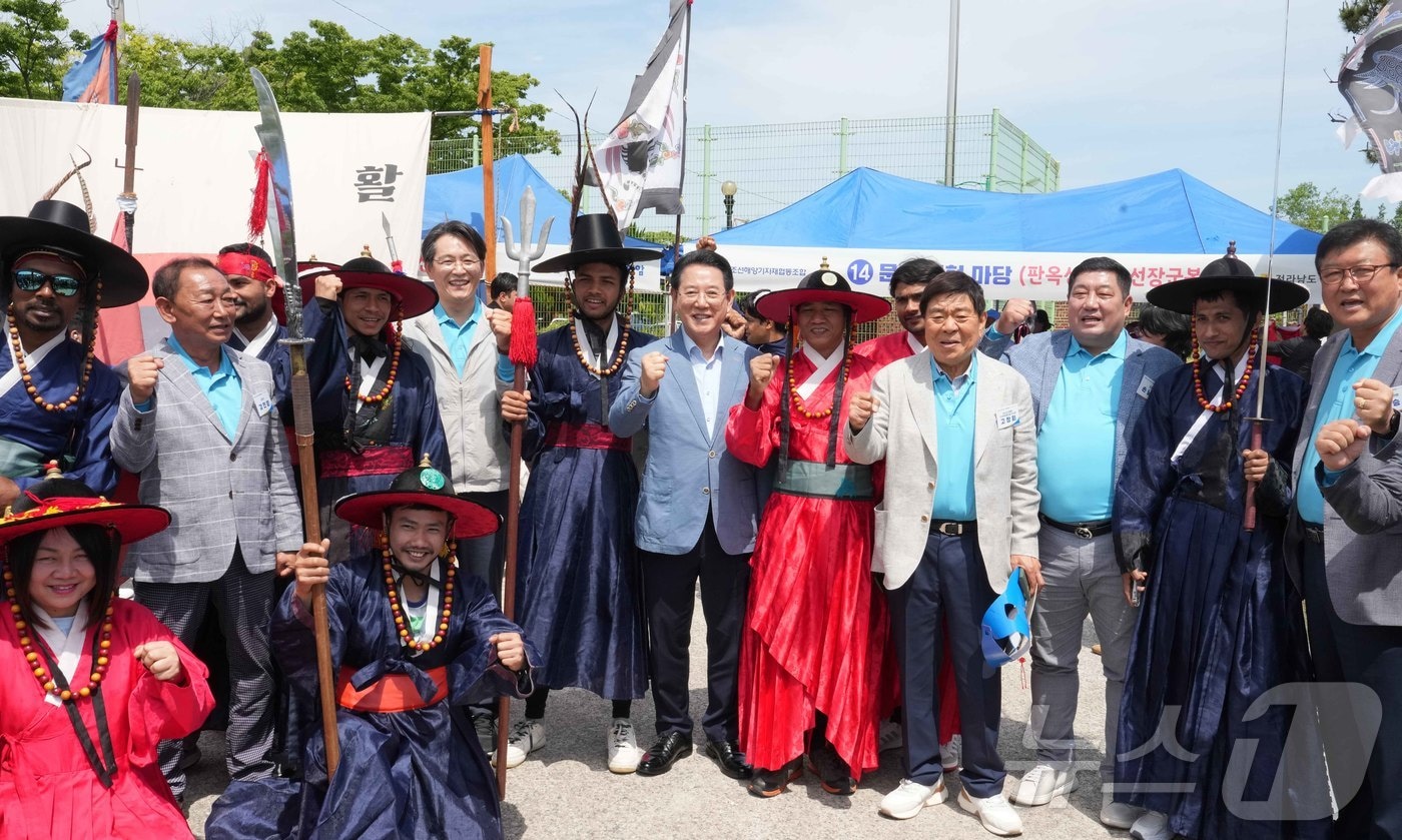 전남도가 2일 영암 대불국가산단 종합체육공원 일대서 2024 전남도 대불산단 조선업 내·외국인 어울림 한마당 행사를 갖고 김영록 전남지사가 조선 무관복장을 한 외국인 근로자들과 기념사진을 촬영하고 있다.&#40;전남도 제공&#41;2024.6.2./뉴스1