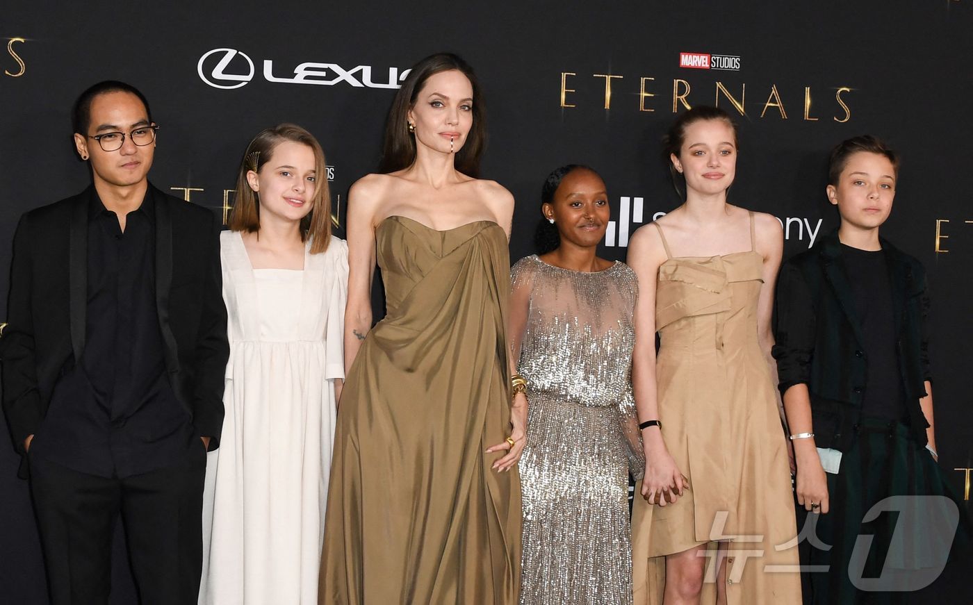 매덕스, 비비안, 앤젤리나 졸리, 자하라, 녹스, 샤일로(왼쪽부터) ⓒ AFP=뉴스1