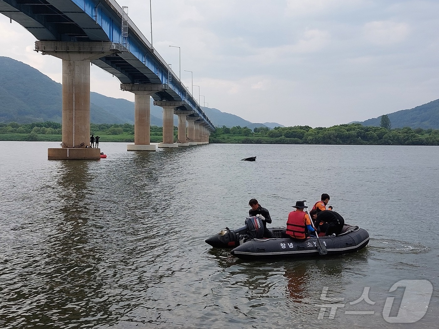 2일 오후 4시2분쯤 경남 창원시 의창구 동읍 본포교에서 보트가 전복돼 소방이 수색·구조에 나섰다.(창원소방본부 제공) 