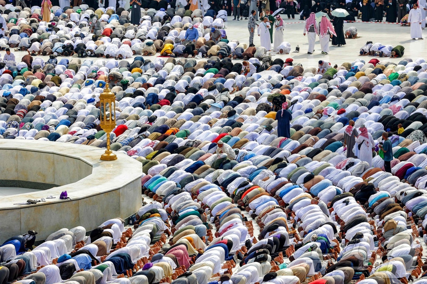 이슬람 순례자들이 하지&#40;Haji&#41; 순례 막바지인 18일&#40;현지시간&#41;, 이슬람교 성지인 사우디아라비아 메카에서 기도하고 있다. 한편 메카에서는 대낮 52도까지 이르는 폭염으로 사망자가 속출하고 있다. 2024.06.18. ⓒ AFP=뉴스1 ⓒ News1 김민재 기자