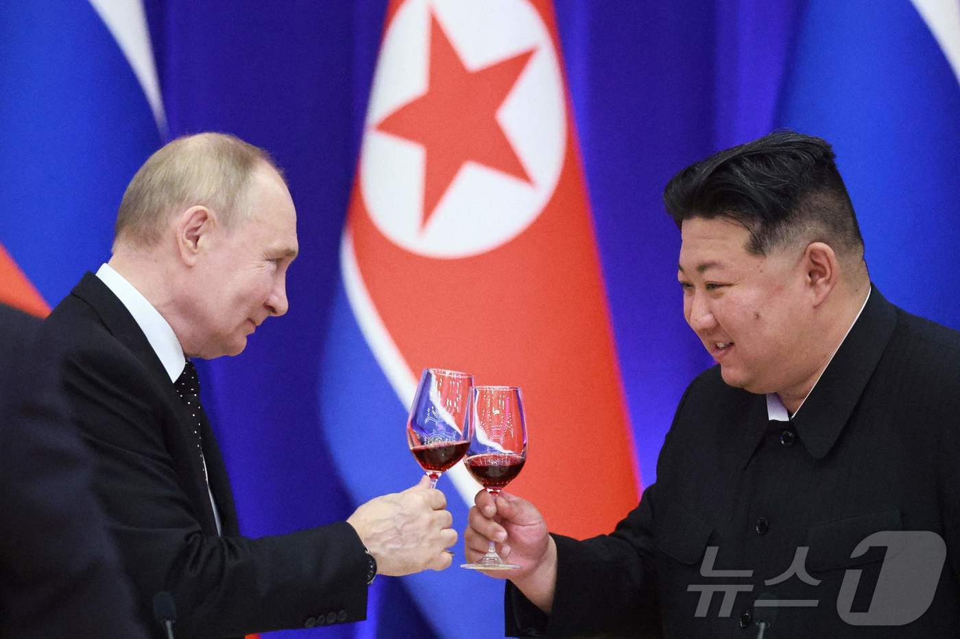 김정은 북한 국무위원장과 블라디미르 푸틴 러시아 대통령이 지난 2024년 6월 19일(현지시간) 평양 모란관 영빈관에서 열린 만찬서 건배를 하고 있다. 2024.06.20 ⓒ AFP=뉴스1