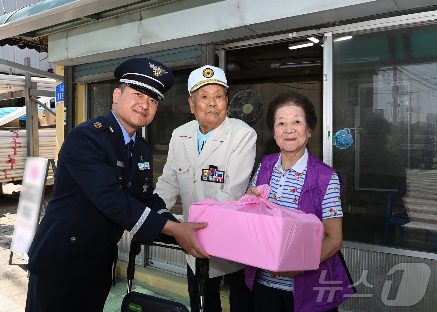 공군18전투비행단, 강릉지역 6·25 참전유공자 위문방문.&#40;공군18전비 제공&#41; 2024.6.20/뉴스1