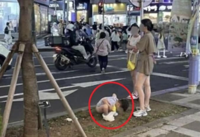 제주시 연동 길거리에서 대변을 보고 있는 중국인 관광객. 서경덕 교수