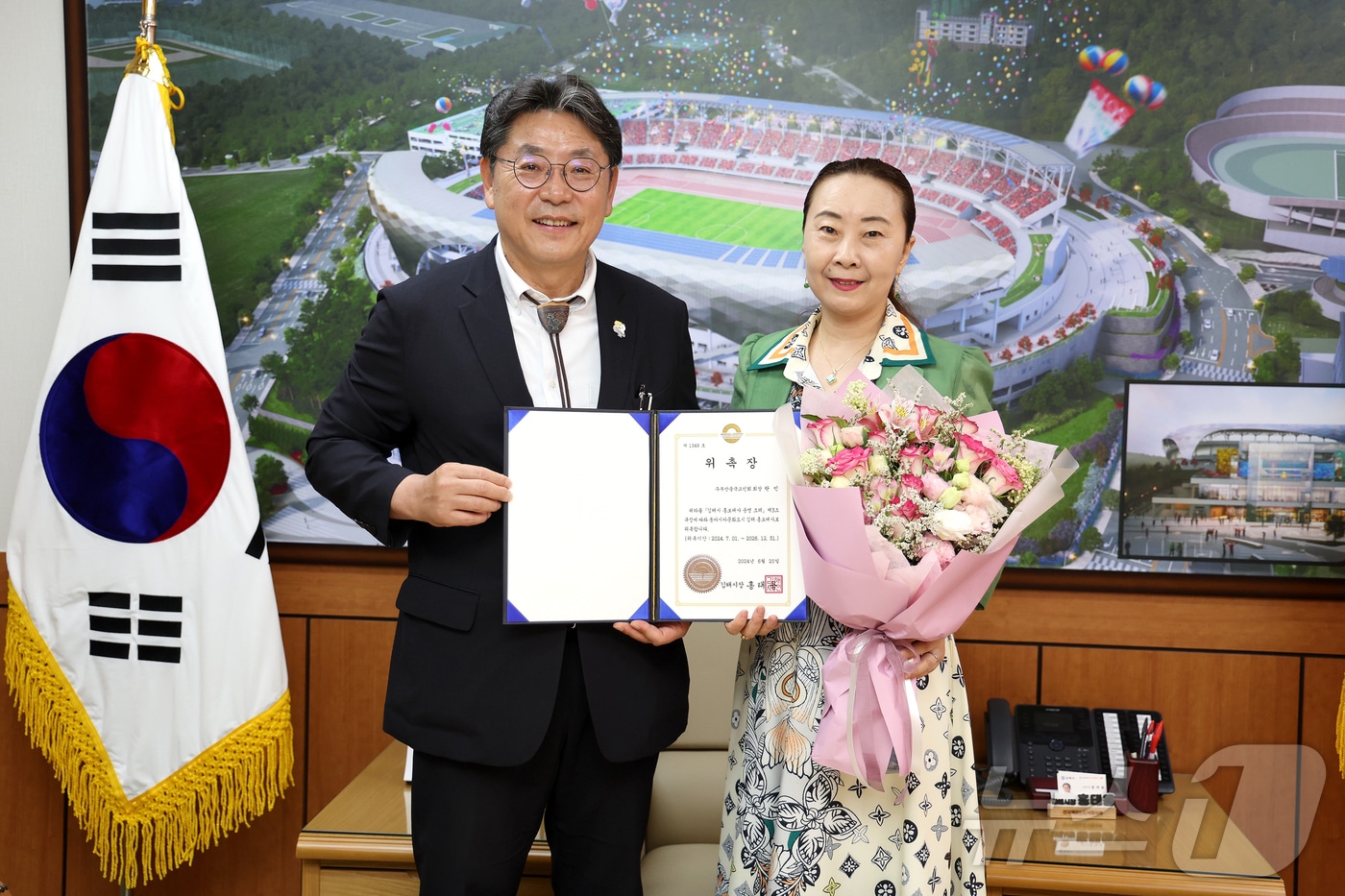 홍태용 김해시장이 20일 란민 신아태문화예술연합회장을 동아시아문화도시 김해시 홍보대사로 위촉하고 있다.&#40;김해시 제공&#41;