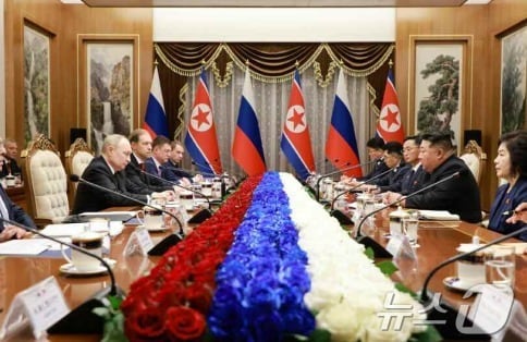 &#40;평양 노동신문=뉴스1&#41; = 지난해 6월 김정은 북한 노동당 총비서와 블라디미르 푸틴 러시아 대통령이 평양에서 &#39;포괄적 전략 동반자 관계에 관한 조약&#39;을 체결하는 모습. [국내에서만 사용가능. 재배포 금지. DB 금지. For Use Only in the Republic of Korea. Redistribution Prohibited] rodongphoto@news1.kr