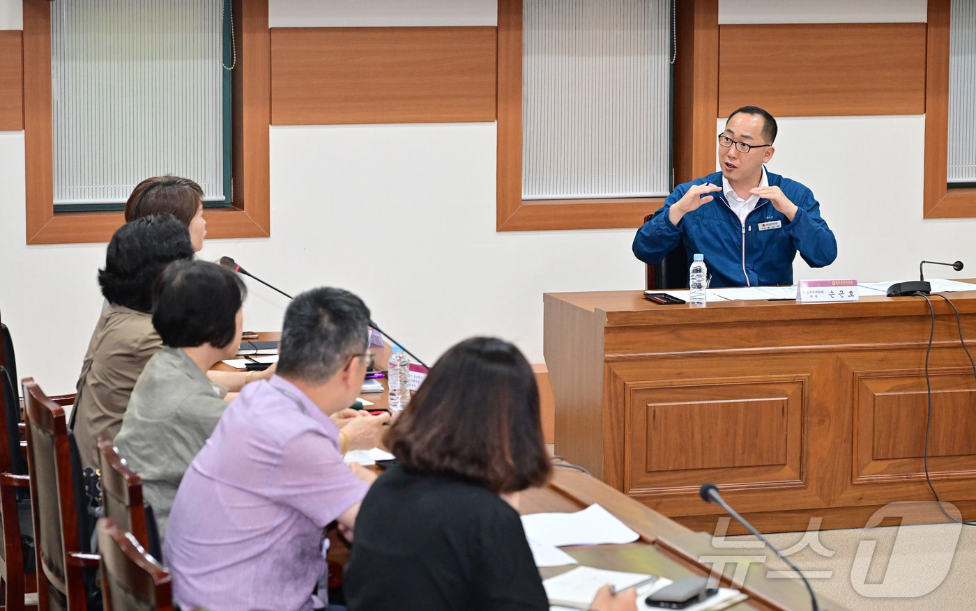 울산시의회 손근호 의원이 20일 시의회 다목적회의실에서 울산시 재가장기요양협의회 임원진들과 종사자 처우개선과 장기요양시설 지원 방안 등에 대해 의견을 나눴다.&#40;시의회 제공&#41;