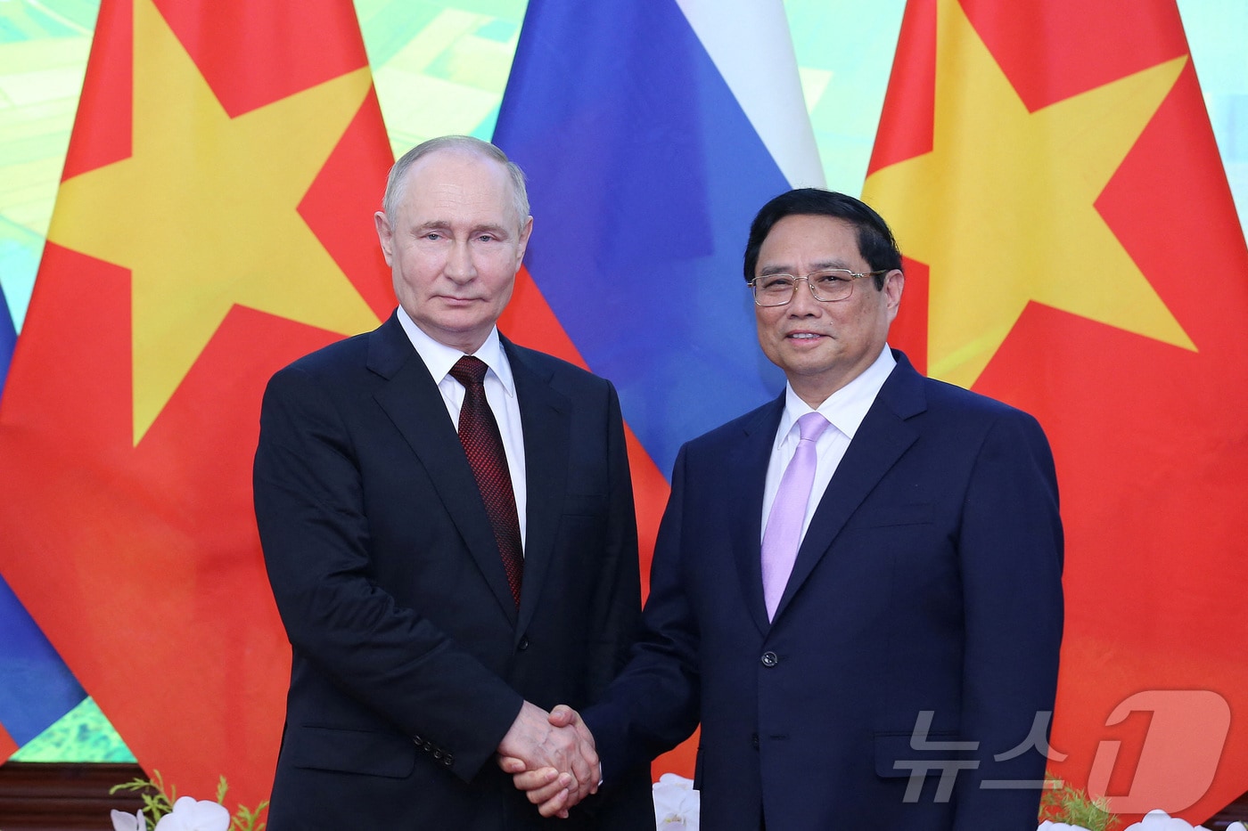 블라디미르 푸틴 러시아 대통령이 20일 (현지시간) 하노이 정부 청사에서 팜민찐 베트남 총리와 만나 악수를 하고 있다. 2024.06.21 ⓒ 로이터=뉴스1 ⓒ News1 우동명 기자