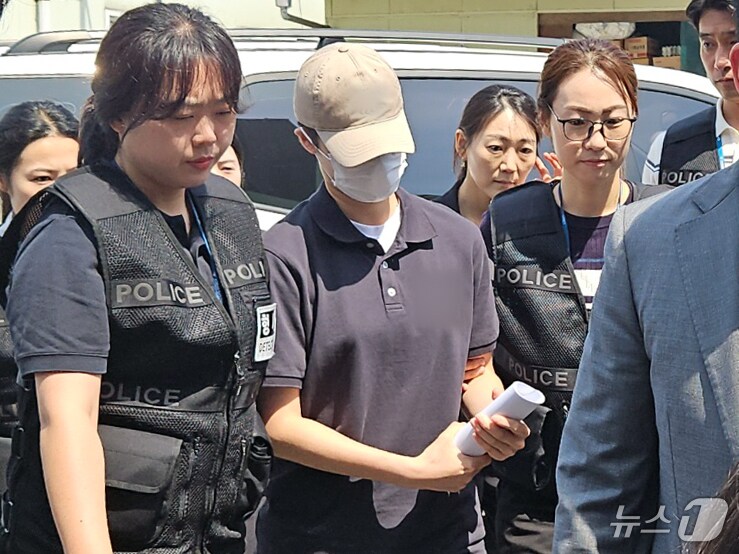 육군 12사단 '훈련병 사망' 사건과 관련해 규정을 어긴 군기훈련(얼차려)을 지시한 혐의를 받는 중대장이 21일 강원도 춘천지법에서 열린 영장실질심사(구속 전 피의자 심문)에 출석하고 있다. 2024.6.21/뉴스1 ⓒ News1 이종재 기자