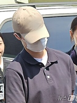 육군 12사단 '훈련병 사망' 사건과 관련해 규정을 어긴 군기훈련(얼차려)을 지시한 혐의를 받는 중대장이 지난 6월 21일 강원도 춘천지법에서 열린 영장실질심사(구속 전 피의자 심문)에 출석하고 있다. 2024.6.21/뉴스1 ⓒ News1 이종재 기자