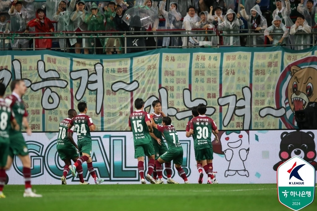 황선홍 감독이 이끄는 대전 하나시티즌이 22일 열린 하나은행 K리그1 18라운드 광주FC와 홈 경기에서 2-1 역전승을 거뒀다. (한국프로축구연맹 제공)