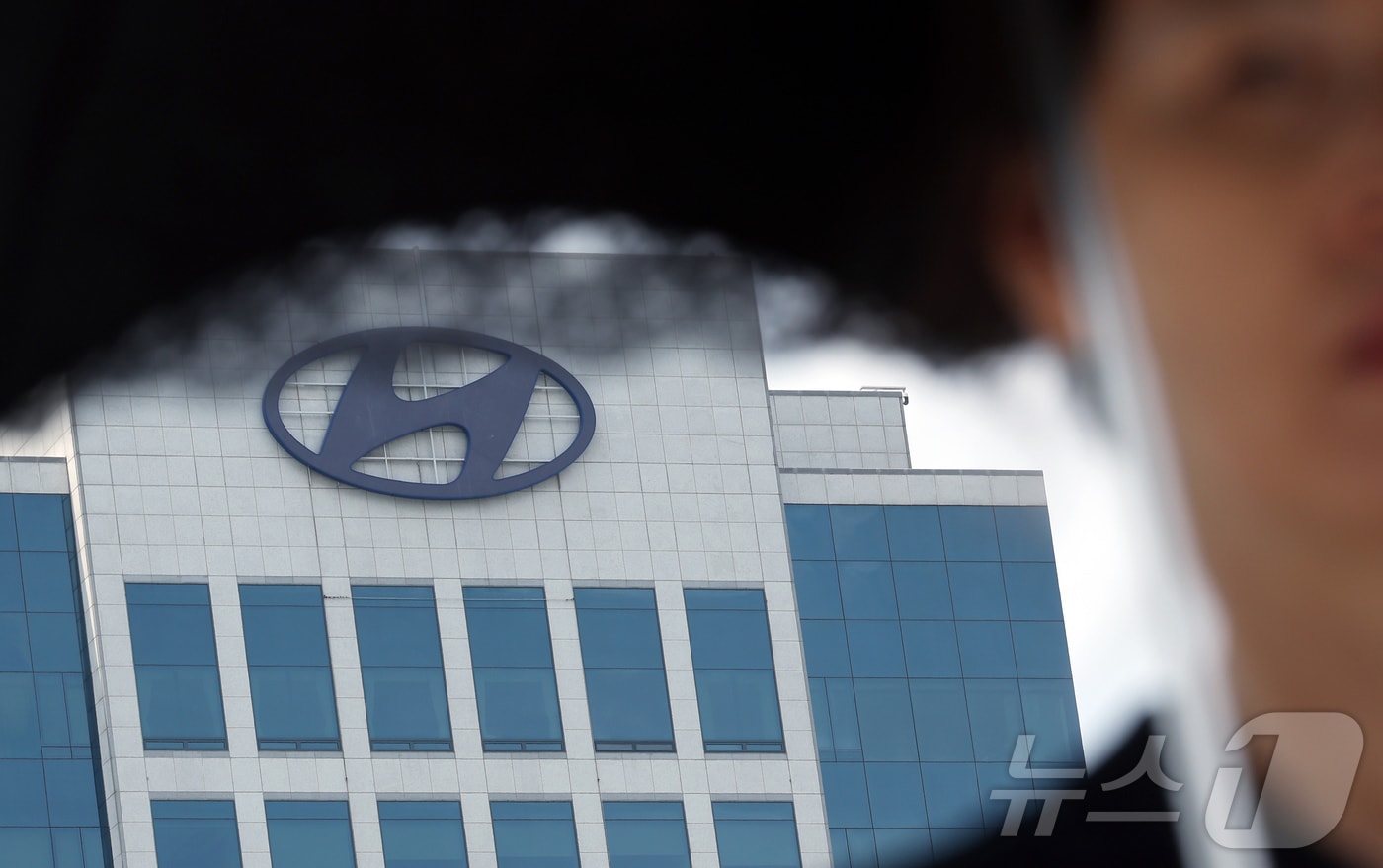 서울 서초구 양재동 현대자동차그룹 본사 앞으로 한 시민이 지나고 있다. 2024.6.23/뉴스1 ⓒ News1 DB 박정호 기자