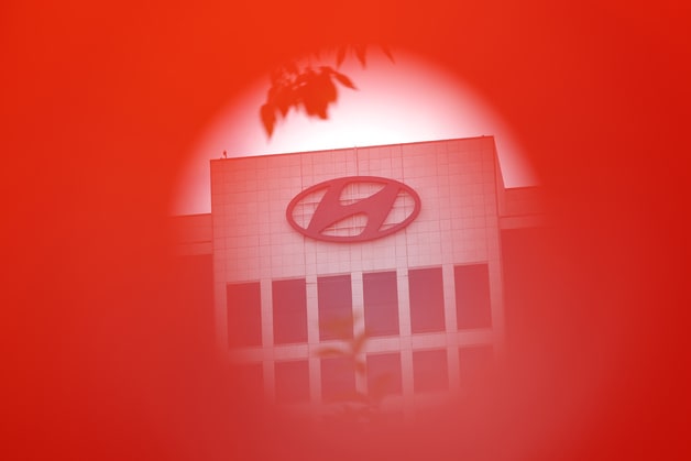 올해 임금협상 교섭 결렬을 선언한 현대자동차 노조의 파업 찬반투표를 하루 앞둔 23일 오후 서울 서초구 양재동 현대자동차그룹 본사가 휴일로 인해 고요한 모습을 보이고 있다. 노조는 사측에 기본급 15만9000원(호봉승급분 제외) 인상과 전년도 순이익 30%를 성과급 지급, 상여금 900% 인상, 금요일 4시간 근무제 도입, 연령별 국민연금 수급과 연계한 정년 연장(최장 64세) 등을 요구한 가운데 노조가 실제 파업에 돌입하면 2018년 이후 6년 만이다. 2024.6.23/뉴스1 ⓒ News1 박정호 기자