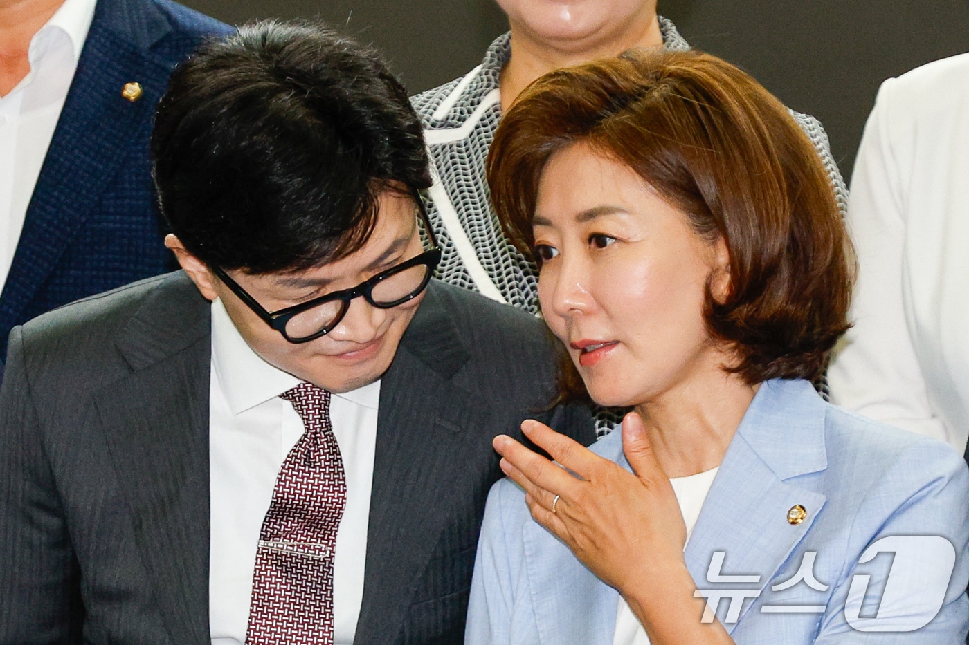 2024년 6월 24일 국민의힘 전당대회 출사표를 던진 한동훈 전 비상대책위원장(왼쪽)과 나경원 의원이 서울 여의도 국회의원회관에서 ‘헌법 제84조 논쟁, 피고인이 대통령 되면 재판이 중단되는가?’를 주제로 열린 국민의힘 초선의원 첫번째 공부모임에 참석해 대화하고 있는 모습. 2024.6.24 ⓒ 뉴스1 안은나 기자