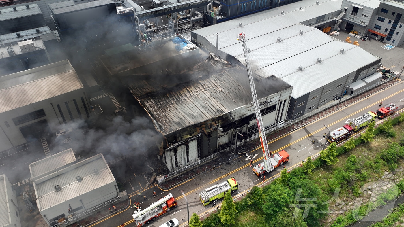 24일 오전 경기 화성시 서신면의 일차전지 제조 업체인 아리셀 공장에서 불이 나 연기가 치솟는 모습. (독자제공)2024.6.24/뉴스1