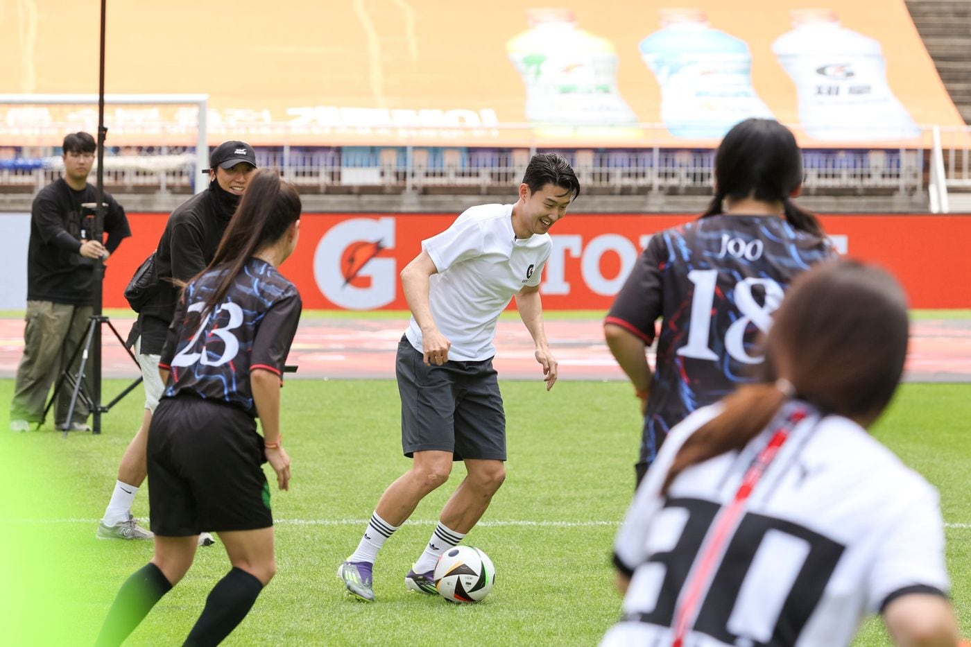 여성 풋살 선수들과 함꼐하는 손흥민(게토레이 제공) 
