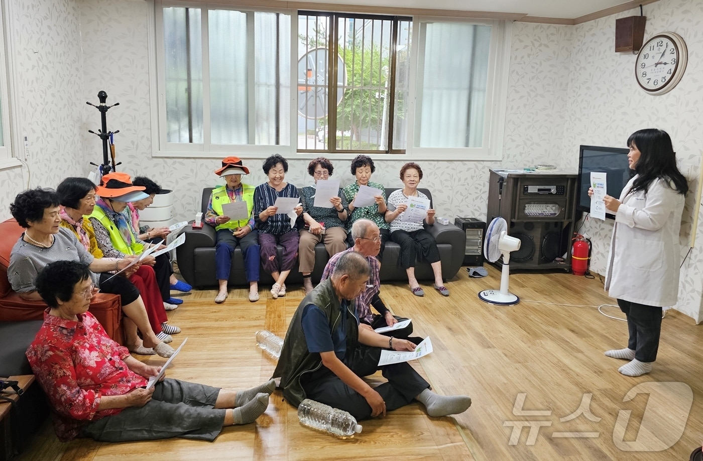 정읍시가 본격적인 무더위가 시작됨에 따라 9월 30일까지 독거노인 등 건강취약계층을 대상으로 방문건강관리사업을 강화한다. 보건소 직원이 경로당을 방문해 폭염피해 예방교육을 하고 있다.&#40;정읍시 제공&#41;2024.6.24/뉴스1 