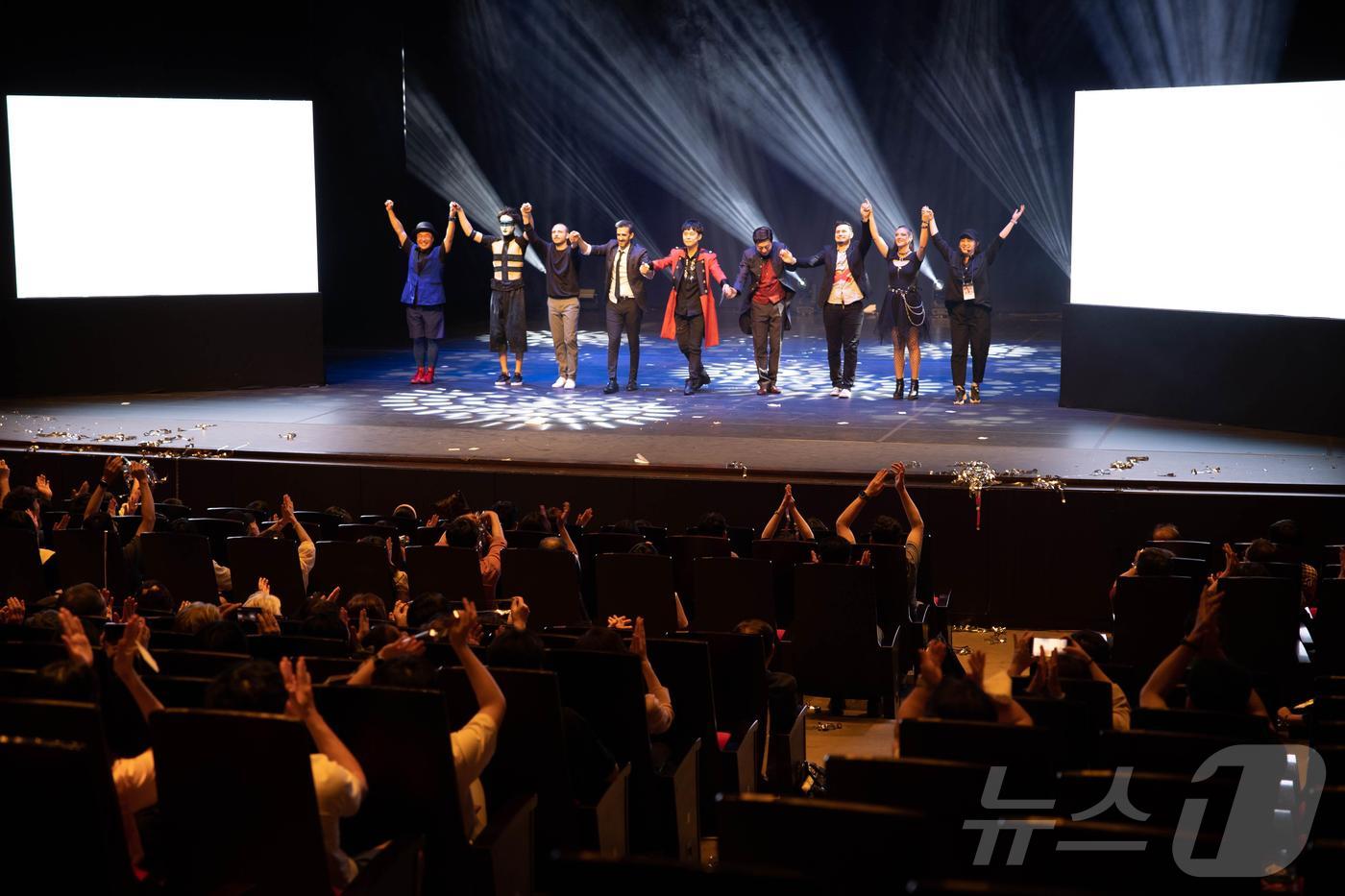 제18회 BIMF 매직 갈라쇼에서 출연자들이 커튼콜을 하고 있다(부산시청 제공)