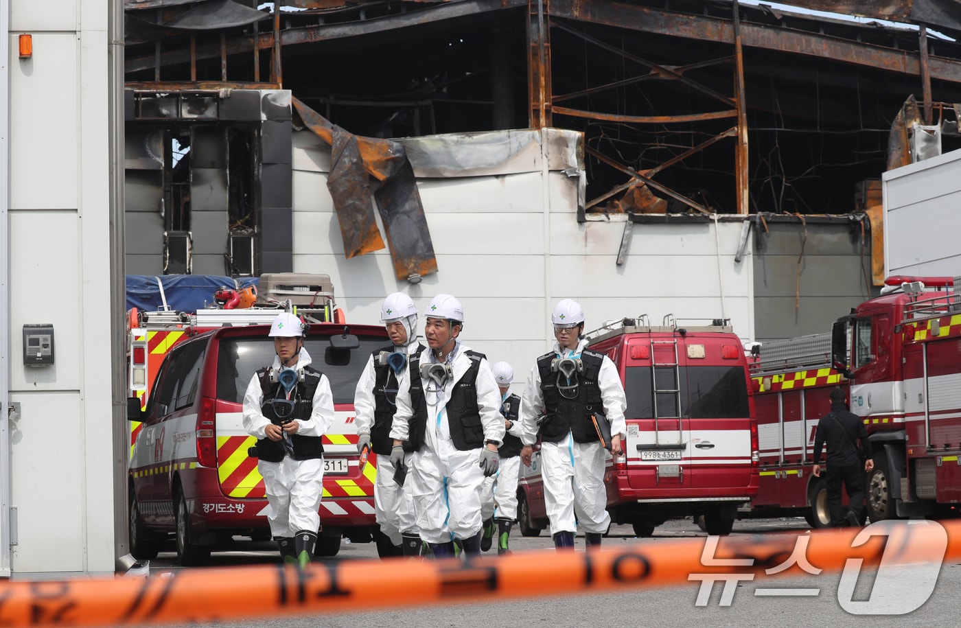 25일 오전 경기 화성시 서신면에 위치한 일차전지 제조 공장 아리셀 화재현장에서 경찰, 소방, 국립과학수사연구원 및 유관기관 관계자들이 합동감식에 앞서 현장을 둘러보고 있다. 2024.6.25/뉴스1 ⓒ News1 김영운 기자