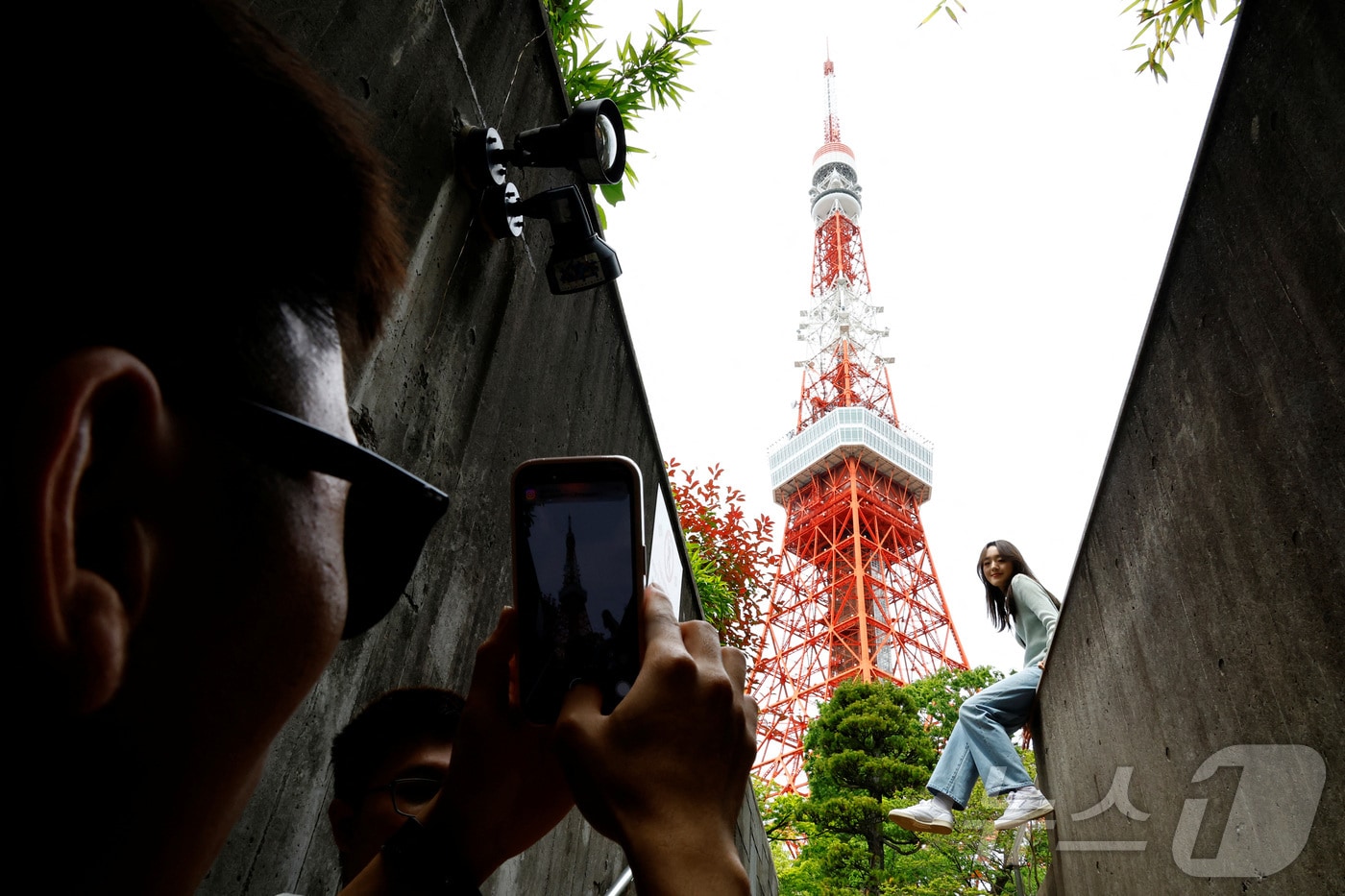 도쿄 온 관광객이 도쿄타워를 찍고 있다.(특정 기사 내용과는 무관한 자료사진) ⓒ 로이터=뉴스1 ⓒ News1 임여익 기자