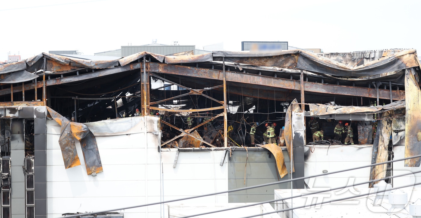 소방 관계자들이 경기 화성시 리튬전지 제조 업체 '아리셀' 공장 화재 현장을 둘러보고 있다. ⓒ News1 김영운 기자