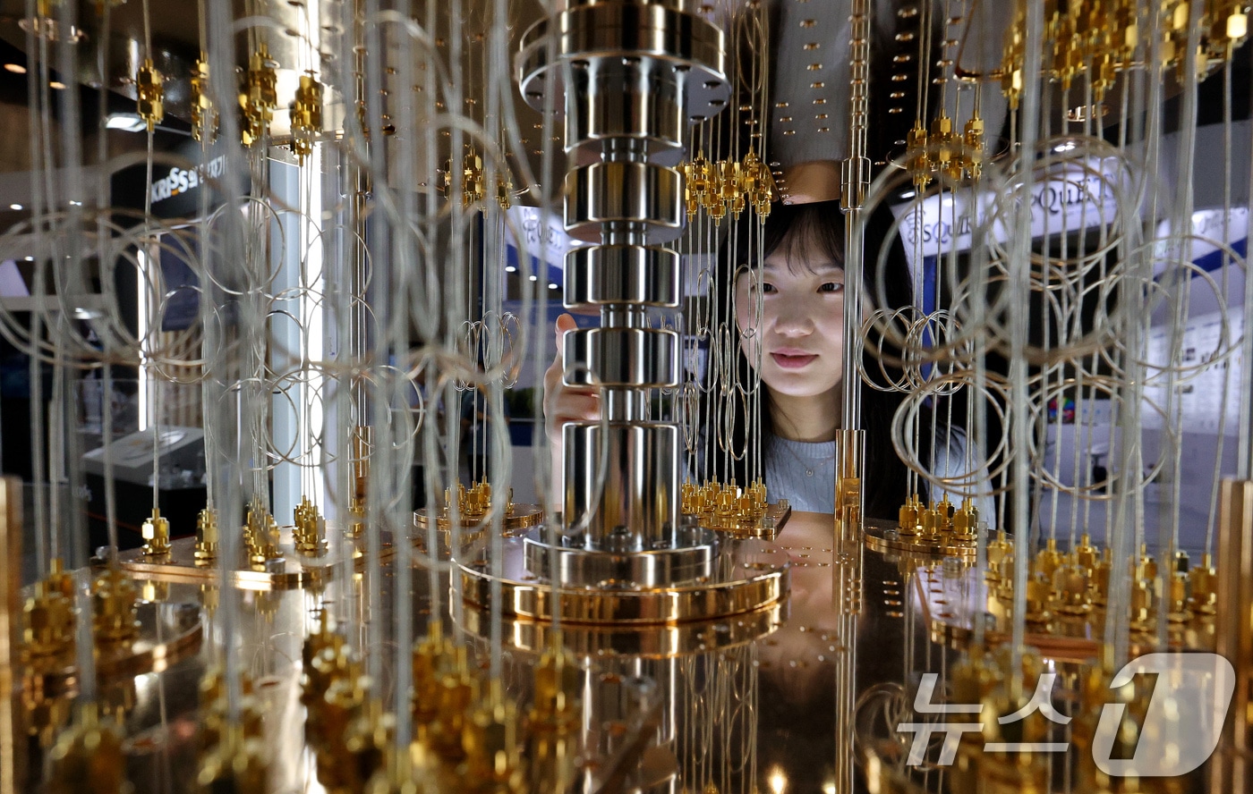 퀀텀 코리아 2024에 참가한 한국표준과학연구원 관계자가 양자컴퓨터 모형을 설명하고 있다./뉴스1 ⓒ News1 장수영 기자