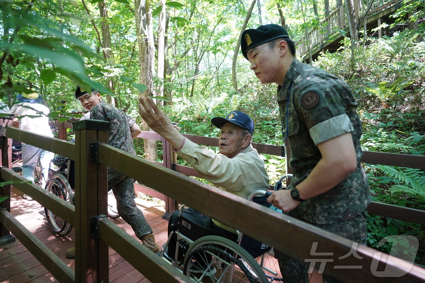 한국보훈복지의료공단 산하 원주보훈요양원이 지난 19일 국립횡성숲체원에서 국가유공자를 비롯한 입소자들에게 항노화 산림치유프로그램을 제공한 가운데, 당시 입소자들과 봉사에 나선 군 장병들이 함께 숲체원에서 이동하고 있는 모습. (원주보훈요양원 제공) 2024.6.25/뉴스1