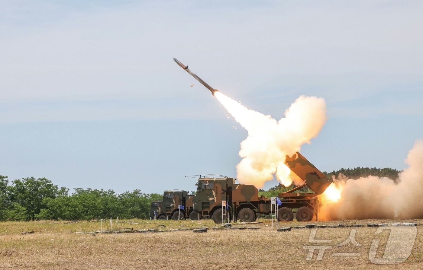 K239 다연장로켓 '천무'가 25일 충남 보령에 위치한 웅천사격장에서 고폭유도탄을 발사하고 있다. (육군 제공) 2024.6.25/뉴스1