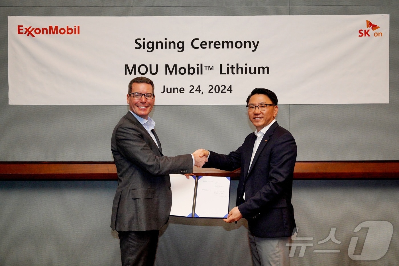 미국 라스베이거스에서 리튬·배터리 원소재 콘퍼런스인 '패스트마켓 콘퍼런스'가 열린 가운데, 24일(현지시간) 박종진 SK온 전략구매담당 부사장(오른쪽)과 댄 홀튼(Dan Holton) 엑손모빌 저탄소솔루션 사업 부사장이 리튬 공급 양해각서 체결 후 기념 촬영을 하고 있다.(SK온 제공) 