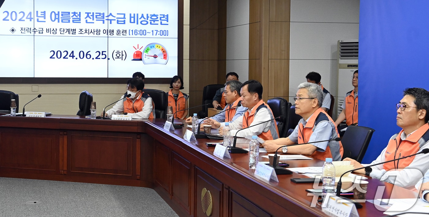 김동철 한국전력 사장&#40;오른쪽 두 번째&#41;이 지난 25일 전남 나주 한국전력 본사에서 열린 전력수급 비상상황 대응능력을 강화하기 위한 &#39;전력수급 비상훈련&#39;에서 인사말을 하고 있다. &#40;한국전력 제공&#41; 2024.6.26/뉴스1