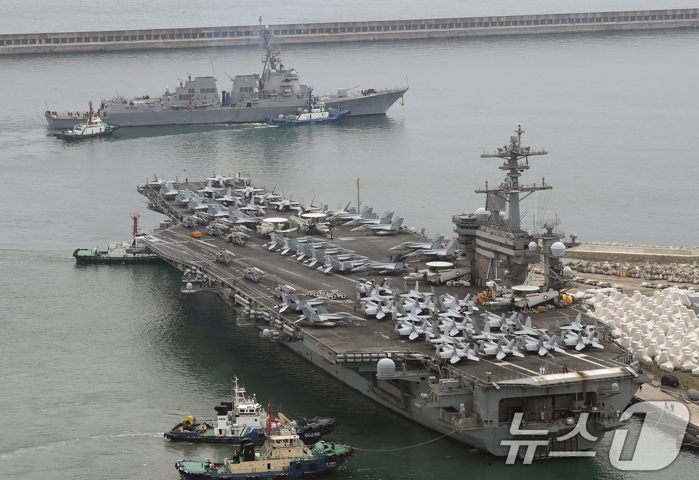 미국 핵추진 항공모함 '시어도어 루스벨트'(CVN-71)과 이지스구축함이 26일 오후 한국·미국·일본 3국의 최초 다영역 군사훈련인 '프리덤 에지'(Freedom Edge)에 참가하기 위해 부산 남구 해군작전사령부 부산작전기지에서 출항하고 있다.2024.6.26/뉴스1 ⓒ News1 윤일지 기자