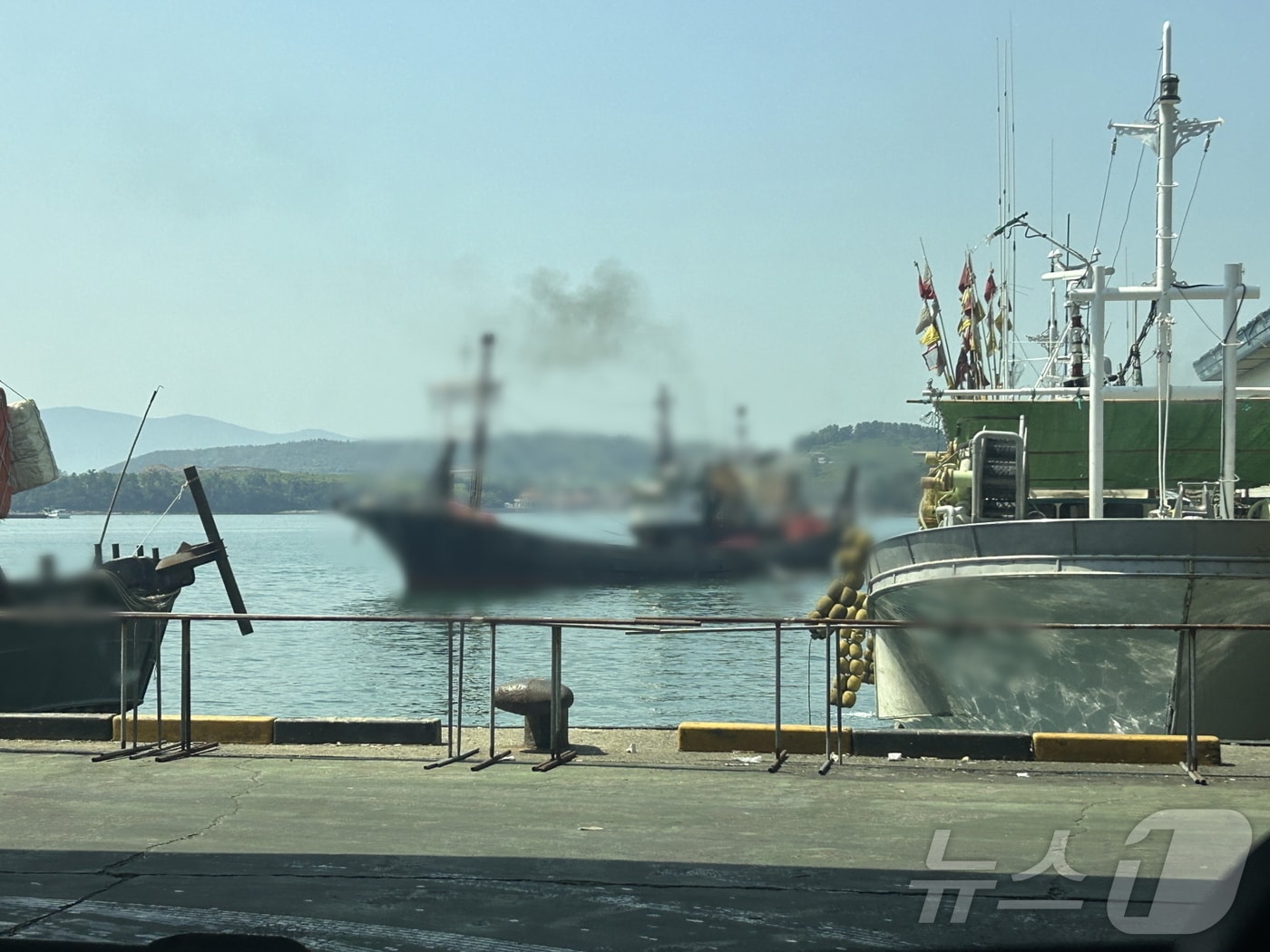 지난 13일 전남 여수에서 제주도 무단이탈자 중국인 선원을 태운 어선이 입항하고 있다.(여수해경 제공)2024.6.26/뉴스1